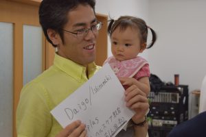 Daigo Hashimoto, CEO of Replus, introducing himself with his daughter in his arms. (Photo by Shinya Sotowa)