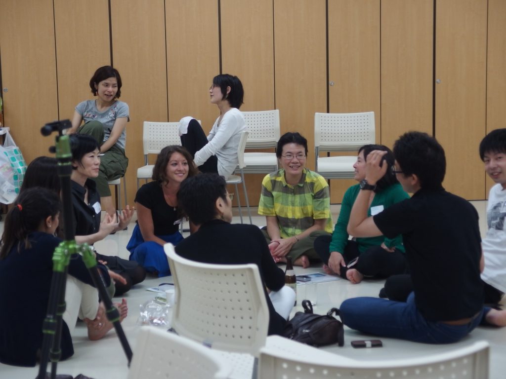 Casual chat time after dinner. We even heard folk songs from this group! (Photo by Mio Yamamoto)